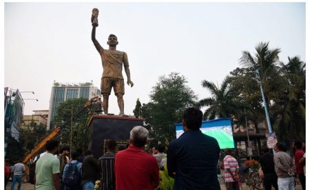 Hindistanda Messinin heykəli nümayiş olundu Hindistanda Messinin heykəli nümayiş olundu