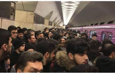 Metroda problem: Qatarlar tuneldə qaldı Metroda problem: Qatarlar tuneldə qaldı