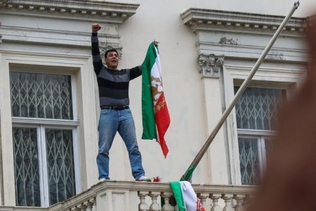 İranda Londondakı səfirlik önündə bayraq etirazı