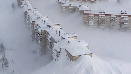 Kamçatka yarımadasında güclü qar fırtınasından sonra fövqəladə vəziyyət elan edilib Kamçatka yarımadasında güclü qar fırtınasından sonra fövqəladə vəziyyət elan edilib