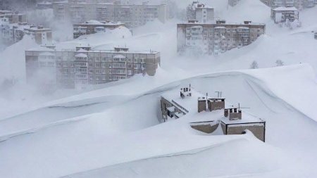 Kamçatka yarımadasında güclü qar fırtınasından sonra fövqəladə vəziyyət elan edilib Kamçatka yarımadasında güclü qar fırtınasından sonra fövqəladə vəziyyət elan edilib