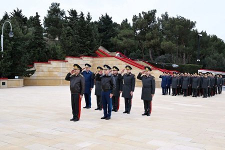 Müdafiə Nazirliyinin rəhbərliyi Şəhidlər xiyabanını ziyarət edib