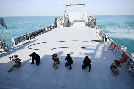 İlham Əliyev və BƏƏ Prezidenti “Sülh Qalxanı – 2026” birgə hərbi təlimini izlədilər İlham Əliyev və BƏƏ Prezidenti “Sülh Qalxanı – 2026” birgə hərbi təlimini izlədilər