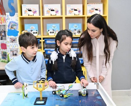 Leyla və Alyona Əliyeva Gəncədə 37 nömrəli tam orta məktəbdə olublar