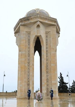 ABŞ vitse-prezidenti Şəhidlər xiyabanını ziyarət edib