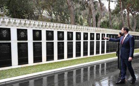 ABŞ vitse-prezidenti Şəhidlər xiyabanını ziyarət edib