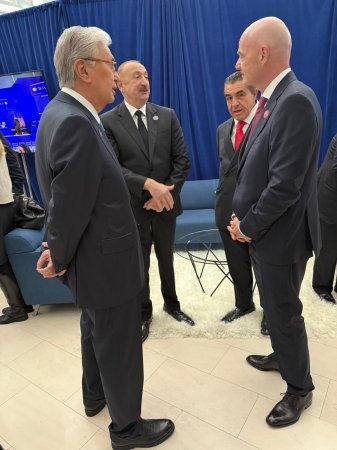 Prezident İlham Əliyev Sülh Şurasının ilk iclası çərçivəsində bir sıra liderlərlə ayaqüstü söhbətləşib Prezident İlham Əliyev Sülh Şurasının ilk iclası çərçivəsində bir sıra liderlərlə ayaqüstü söhbətləşib