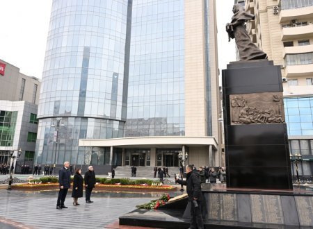 Dövlət və hökumət rəsmiləri Xocalı soyqırımı abidəsini ziyarət ediblər