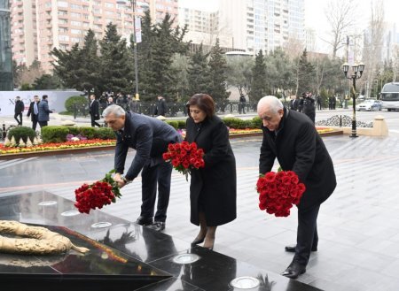 Dövlət və hökumət rəsmiləri Xocalı soyqırımı abidəsini ziyarət ediblər