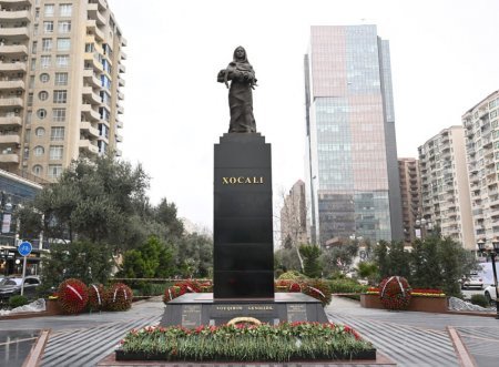 Dövlət və hökumət rəsmiləri Xocalı soyqırımı abidəsini ziyarət ediblər