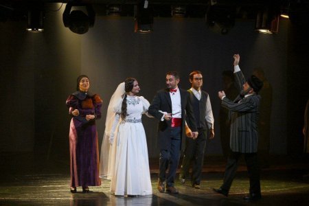 Leyla Əliyeva “Neft bumu hamıya gülümsəyir” tamaşasının nümayişində iştirak edib Leyla Əliyeva “Neft bumu hamıya gülümsəyir” tamaşasının nümayişində iştirak edib