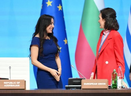 Leyla Əliyeva “Yaşıl enerji layihələri” sessiyasında çıxış etdi Leyla Əliyeva “Yaşıl enerji layihələri” sessiyasında çıxış etdi