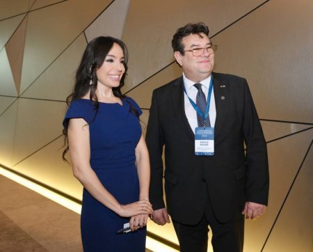 Leyla Əliyeva “Yaşıl enerji layihələri” sessiyasında çıxış etdi Leyla Əliyeva “Yaşıl enerji layihələri” sessiyasında çıxış etdi