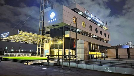 Anasını hoteldə qətlə yetirməkdə ittiham olunan yeniyetməyə hökm oxundu Anasını hoteldə qətlə yetirməkdə ittiham olunan yeniyetməyə hökm oxundu