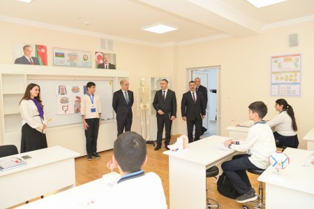 Emin Əmrullayev Xankəndi və Xocalıda təhsil müəssisələrinə baş çəkib