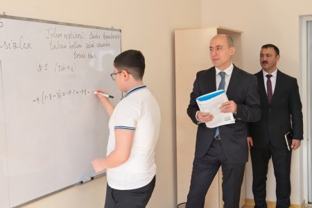 Emin Əmrullayev Xankəndi və Xocalıda təhsil müəssisələrinə baş çəkib