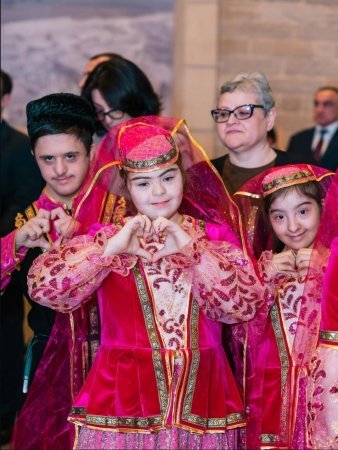 Daş Salnamə Muzeyində “Çərçivədən kənar” inklüziv incəsənət sərgisi açılıb