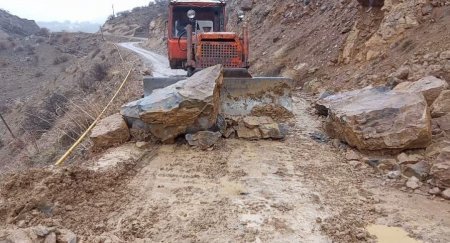 Ordubadda qaya uçqunu: yol bağlandı, hərəkət qısa müddətdə bərpa edildi Ordubadda qaya uçqunu: yol bağlandı, hərəkət qısa müddətdə bərpa edildi