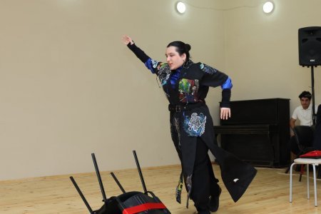 "Məni dinləyin!" adlı monotamaşa nümayiş olunub