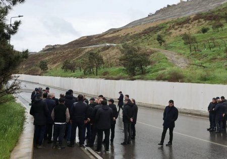 Badamdarda sürüşmə təhlükəsi: yol bağlandı, nazir əraziyə getdi Badamdarda sürüşmə təhlükəsi: yol bağlandı, nazir əraziyə getdi