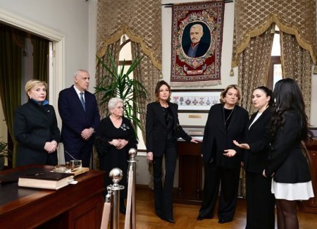 Mehriban Əliyeva Tbilisidə Mirzə Fətəli Axundzadə adına Azərbaycan Mədəniyyəti Muzeyi ilə tanış olub
