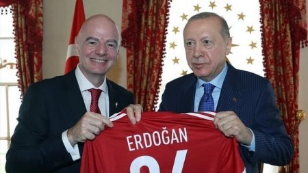 Ərdoğan FIFA prezidenti Canni İnfantinonu qəbul edib – Dünya Kuboku hədiyyə olunub Ərdoğan FIFA prezidenti Canni İnfantinonu qəbul edib – Dünya Kuboku hədiyyə olunub