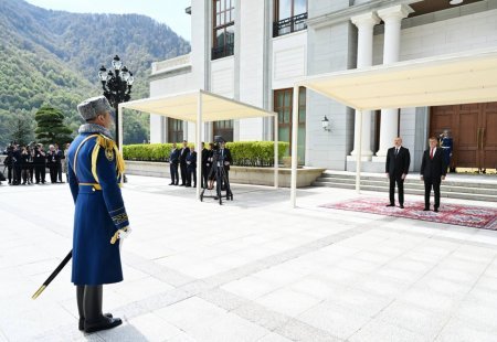 Qəbələdə İlham Əliyev Çexiyanın Baş nazirini rəsmi mərasimlə qarşılayıb