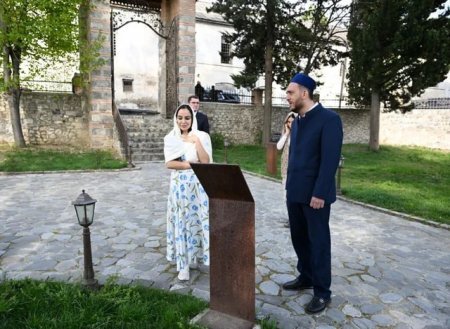 Leyla və Arzu Əliyeva Şəkidə Xan məscidini ziyarət ediblər Leyla və Arzu Əliyeva Şəkidə Xan məscidini ziyarət ediblər