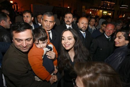 Leyla Əliyeva və Arzu Əliyeva Beynəlxalq Xalça Festivalını ziyarət etdilər