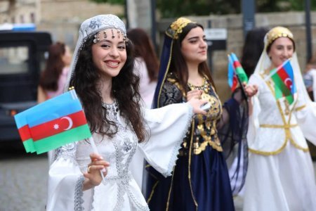 Bakıda milli geyimlərdə yürüş keçirilib