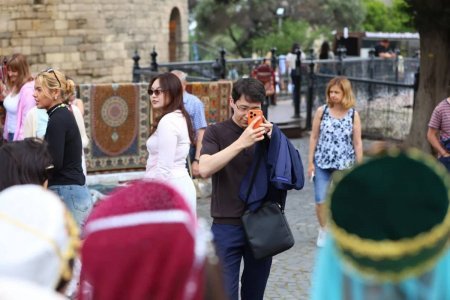 Bakıda milli geyimlərdə yürüş keçirilib