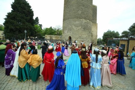 Bakıda milli geyimlərdə yürüş keçirilib