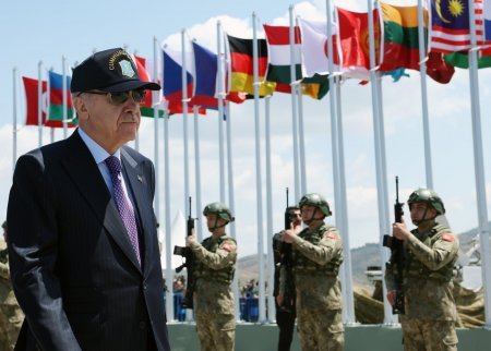 Ərdoğan Azərbaycan hərbçilərinin iştirak etdiyi təlimləri izləyib Ərdoğan Azərbaycan hərbçilərinin iştirak etdiyi təlimləri izləyib