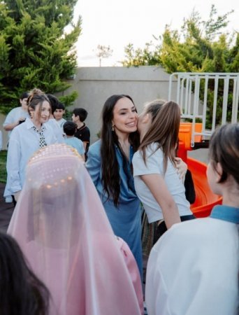Leyla Əliyeva və Alena Əliyeva “Tut Əlimdən” Mərkəzini ziyarət ediblər