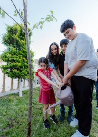 Leyla Əliyeva və Alena Əliyeva “Tut Əlimdən” Mərkəzini ziyarət ediblər