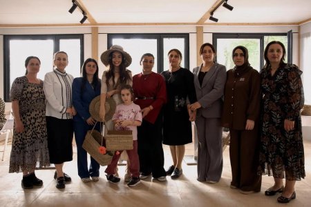 Leyla Əliyeva Masallıda həsirçiliklə məşğul olan qadınlarla görüşüb