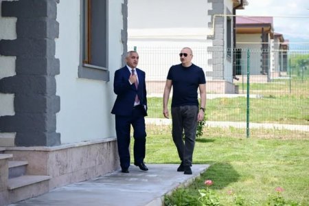 Prezident İlham Əliyev Xocalıda hərbi qulluqçular üçün təmir olunan fərdi evlərlə tanış olub Prezident İlham Əliyev Xocalıda hərbi qulluqçular üçün təmir olunan fərdi evlərlə tanış olub