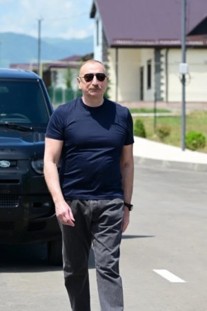 Prezident İlham Əliyev Xocalıda hərbi qulluqçular üçün təmir olunan fərdi evlərlə tanış olub Prezident İlham Əliyev Xocalıda hərbi qulluqçular üçün təmir olunan fərdi evlərlə tanış olub