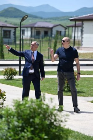 Prezident İlham Əliyev Xocalıda hərbi qulluqçular üçün təmir olunan fərdi evlərlə tanış olub Prezident İlham Əliyev Xocalıda hərbi qulluqçular üçün təmir olunan fərdi evlərlə tanış olub