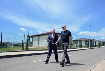 Prezident İlham Əliyev Xocalıda hərbi qulluqçular üçün təmir olunan fərdi evlərlə tanış olub Prezident İlham Əliyev Xocalıda hərbi qulluqçular üçün təmir olunan fərdi evlərlə tanış olub