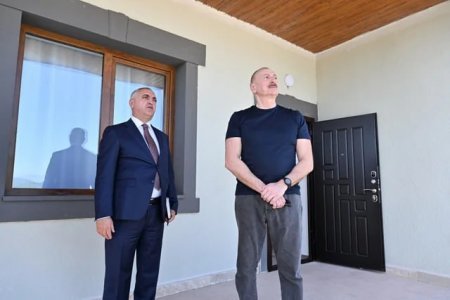 Prezident İlham Əliyev Xocalıda hərbi qulluqçular üçün təmir olunan fərdi evlərlə tanış olub Prezident İlham Əliyev Xocalıda hərbi qulluqçular üçün təmir olunan fərdi evlərlə tanış olub