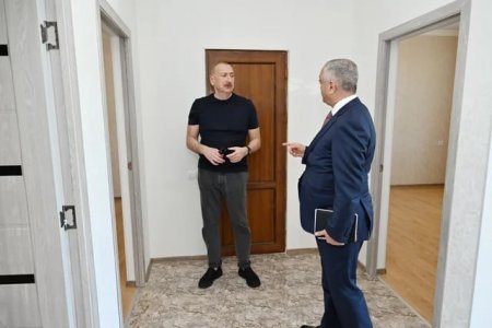 Prezident İlham Əliyev Xocalıda hərbi qulluqçular üçün təmir olunan fərdi evlərlə tanış olub Prezident İlham Əliyev Xocalıda hərbi qulluqçular üçün təmir olunan fərdi evlərlə tanış olub