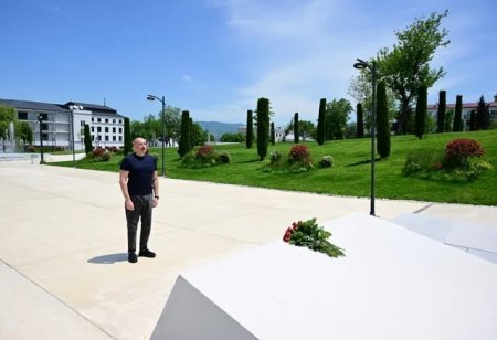 Prezident İlham Əliyev Xankəndidə Zəfər tağının önünə gül dəstələri düzüb Prezident İlham Əliyev Xankəndidə Zəfər tağının önünə gül dəstələri düzüb