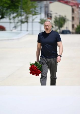 Prezident İlham Əliyev Xankəndidə Zəfər tağının önünə gül dəstələri düzüb Prezident İlham Əliyev Xankəndidə Zəfər tağının önünə gül dəstələri düzüb