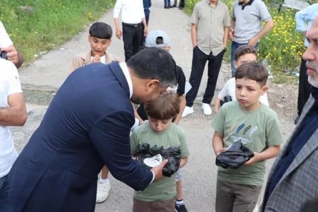 Azərbaycanın Suriyada humanitar aksiyası çərçivəsində 1000 ailəyə qurban əti paylanılıb Azərbaycanın Suriyada humanitar aksiyası çərçivəsində 1000 ailəyə qurban əti paylanılıb