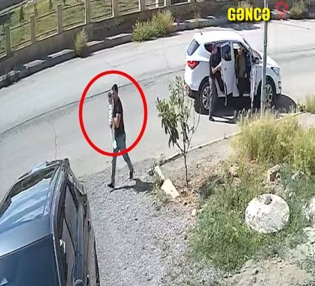 Gəncədə yolun hərəkət hissəsinə çıxan körpə son anda xilas edildi