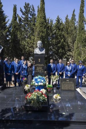 AZAL əməkdaşları Milli Qəhrəman Hökumə Əliyevanın məzarını ziyarət ediblər