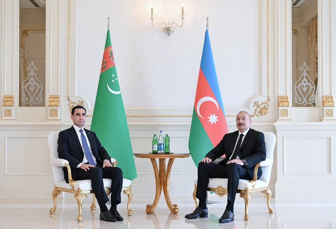 İlham Əliyev Türkmənistan Prezidenti Sərdar Berdiməhəmmədov ilə təkbətək görüşüb İlham Əliyev Türkmənistan Prezidenti Sərdar Berdiməhəmmədov ilə təkbətək görüşüb