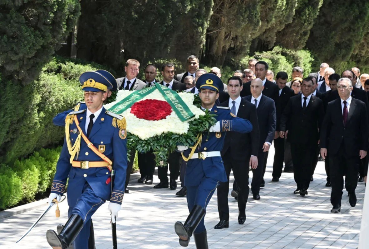Türkmənistan Prezidenti Fəxri xiyabanda Heydər Əliyevin məzarını ziyarət edib Türkmənistan Prezidenti Fəxri xiyabanda Heydər Əliyevin məzarını ziyarət edib