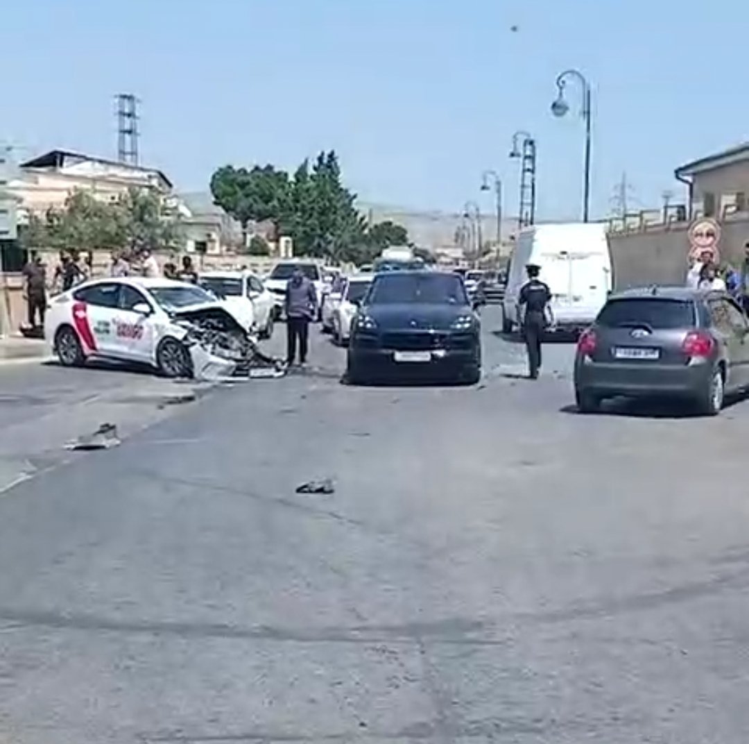 Lökbatanda taksi ilə sərnişin avtobusu toqquşub Lökbatanda taksi ilə sərnişin avtobusu toqquşub